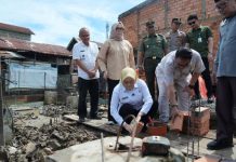 Wabup Netta Lakukan Peletakan Batu Pertama Program RTLH di Desa Merah Mata
