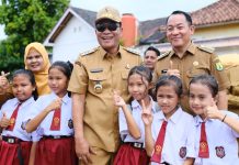 Bupati Muba HM Toha Luncurkan Galak Ngerjut dan Bagikan Seragam Gratis di Teluk